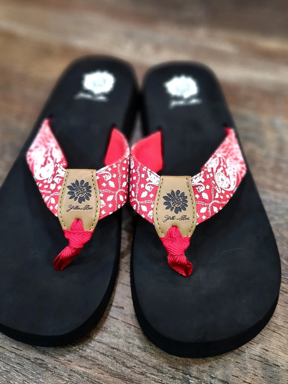 Yellow Box Flander Red Paisley Bandana Print Flip Flops - Women's Size 8.5 - Picture 3 of 8